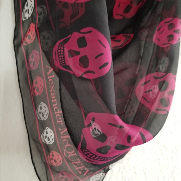 Alexander McQueen Skull Silk Large Scarf Black Red - Picture 3 of 6